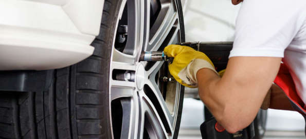 Mechanic changes a tyre Mechanic changes a tyre